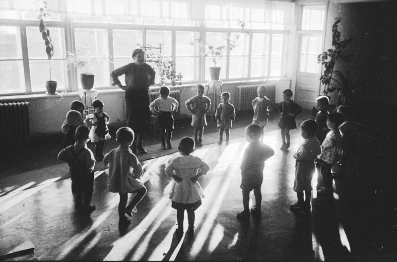 Детсад. Занятия физкультурой, 1937 год, г. Магнитогорск. Видеовыставка «Владислав Микоша» с этой фотографией.