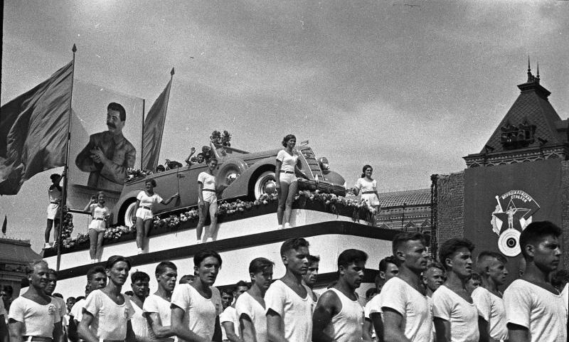 Физкультурный парад на Красной площади, 1938 год, г. Москва. Выставка «20 лучших фотографий Сергея Васина» с этой фотографией.&nbsp;