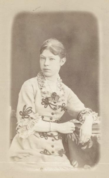 Портрет девушки в платье, украшенном шнурами, 1880-е