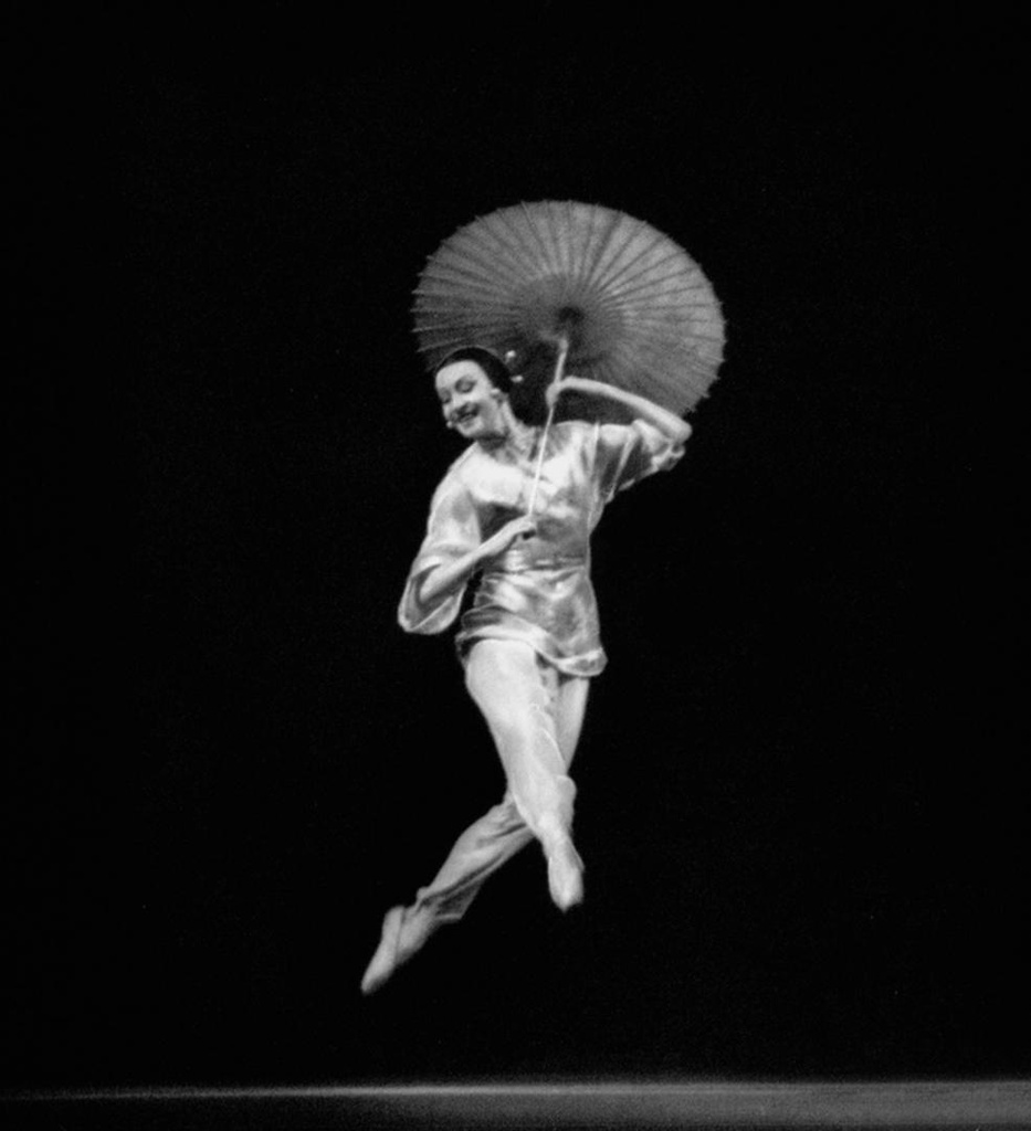 Сцена из балета «Красный мак». Тао Хоа – Галина Уланова, 1950 год, Москва. «Красный мак» («Красный цветок») – балет Рейнгольда Глиэра в 3-х действиях, на либретто Михаила Курилко.