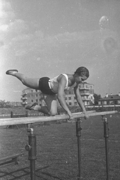 Упражнения на брусьях, 1938 год, г. Москва