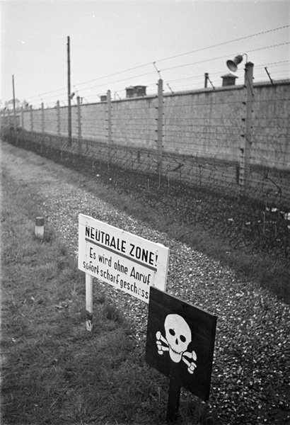 Концлагерь Заксенхаузен. Колючая проволока под высоким напряжением, 1945 год, Германия. Находился рядом с городом Ораниенбургом.Выставка «Холокост», видео «Судьба человека» с этой фотографией.