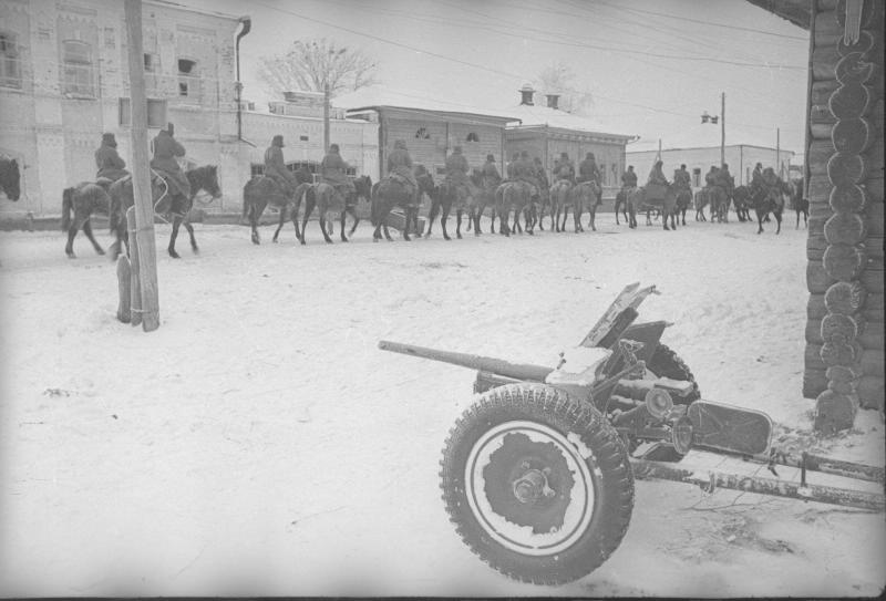 Войска генерал-лейтенанта Белова вступают в город Одоев, 1941 год, Тульская обл., г. Одоев. Авторство снимка приписывается Олегу Кноррингу.