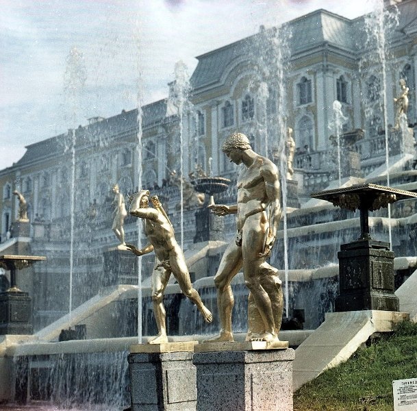 Скульптуры Большого каскада, 1960-е, г. Петродворец. Ныне Петергоф.Выставки&nbsp;«Скульптурное ню», «Теперь здесь музей!»,&nbsp;«Петергоф: красота побеждает» с этим снимком. 