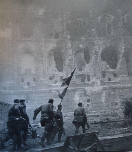К Рейхстагу, 2 мая 1945, Германия, г. Берлин. Выставка: «Бои за Берлин» и&nbsp;видео «Иван Шагин» с этой фотографией. 