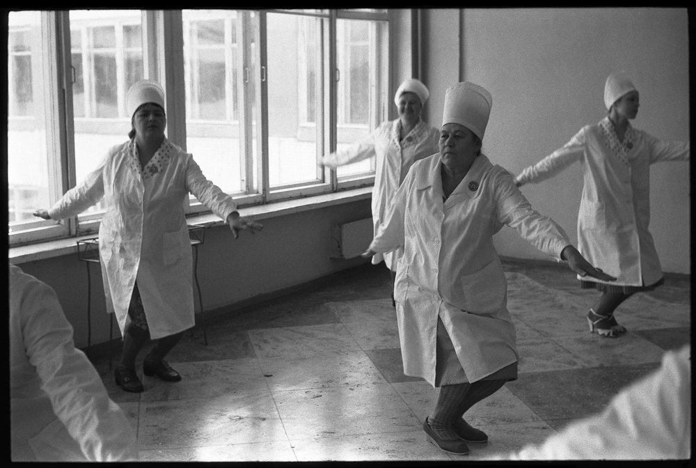 Соревнования горпромторга по производственной гимнастике, 10 апреля 1983, г. Новокузнецк. Выставка «20 лучших фотографий Владимира Соколаева» с этим снимком.