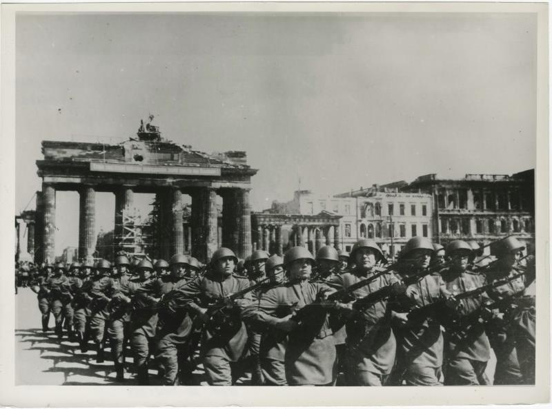 Советские войска во время Парада Победы союзных войск в Берлине, 7 сентября 1945, Германия, г. Берлин