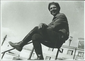 Александр Родченко на перилах, 1930 год. Видео «К 180-летию фотографии. Эпизод X: 1920-е годы. Авангардная фотография» с этой фотографией.