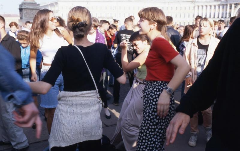 Танцы на Дворцовой площади, 1995 год, г. Санкт-Петербург. Выставка «Танцуют все!» с этой фотографией.