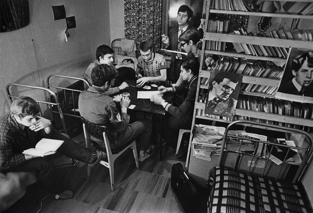 В студенческом общежитии МГУ, 1963 - 1964, г. Москва. Выставка «Молодежь 1960-х»&nbsp;и видео «Читают все», «Учись, студент!» с этой фотографией.