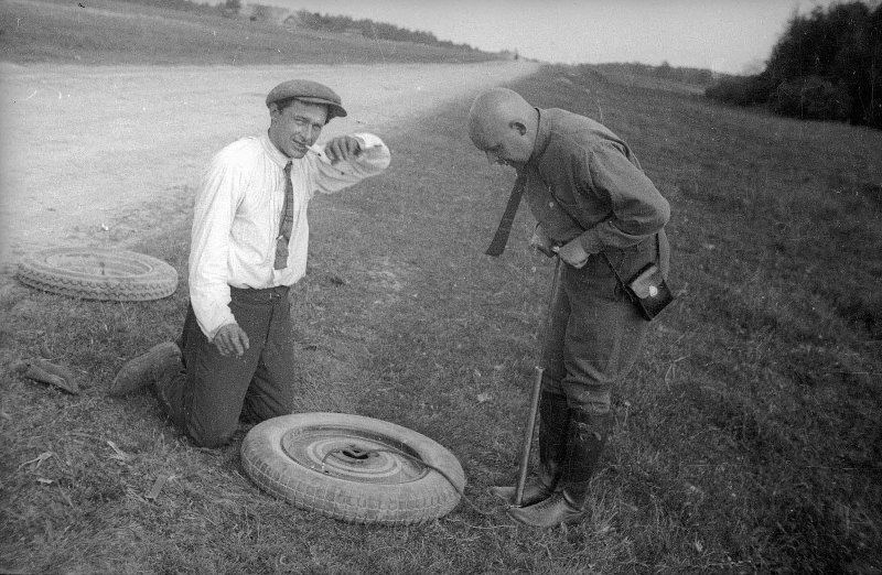 Александр Родченко и водитель А. К. Афанасьев накачивают колесо, 1929 год, г. Тверь. Из серии «Поездка в Ленинград на автомобиле "Рено" Маяковского».
