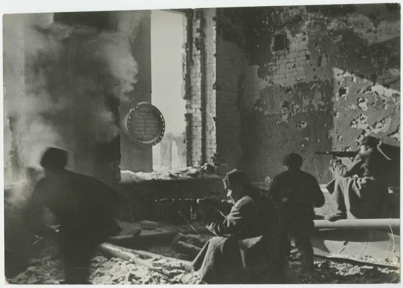 Советские бойцы ведут огонь из окон разрушенного здания в Сталинграде, декабрь 1942, г. Сталинград