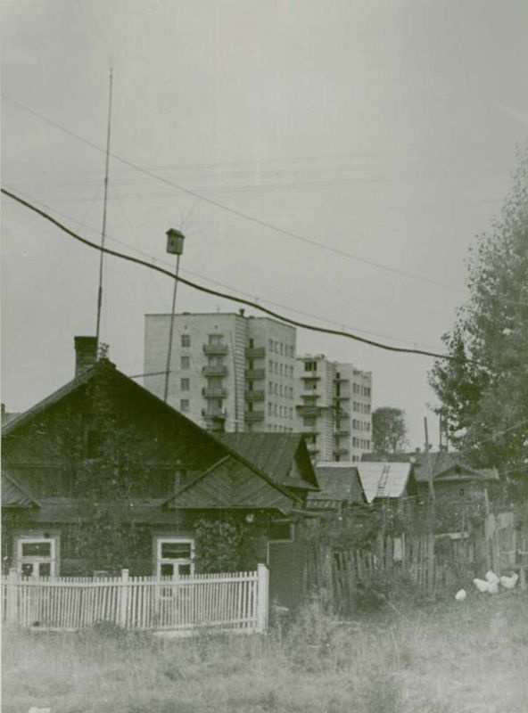 Последние дома на улице Курманова и новые дома на проспекте Строителей, сентябрь 1966, г. Череповец. Выставка «"Навстречу весне". Скворечники» с этой фотографией.