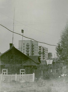 Последние дома на улице Курманова и новые дома на проспекте Строителей, сентябрь 1966, г. Череповец. Выставка «"Навстречу весне". Скворечники» с этой фотографией.