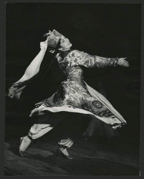 Танцовщица в национальном узбекском костюме, 1980-е, Узбекская ССР. Выставка «20 лучших фотографий Эдуарда Пенсона» с этой фотографией.