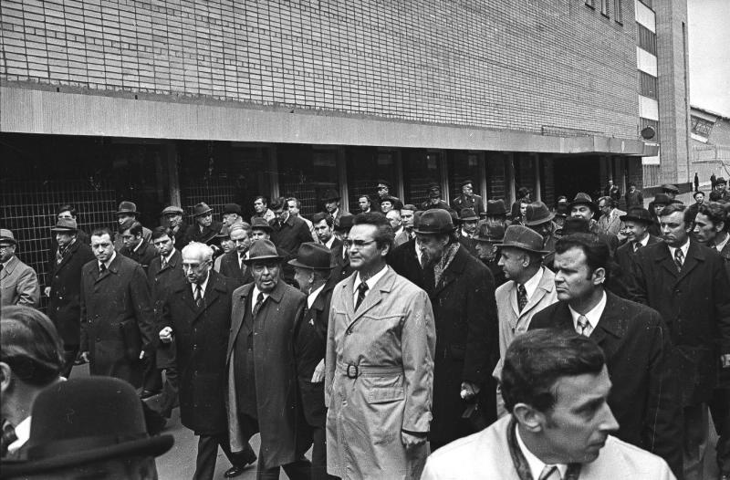 Леонид Брежнев и другие партийно-хозяйственные деятели на территории ЗИЛа, 30 апреля 1976, г. Москва