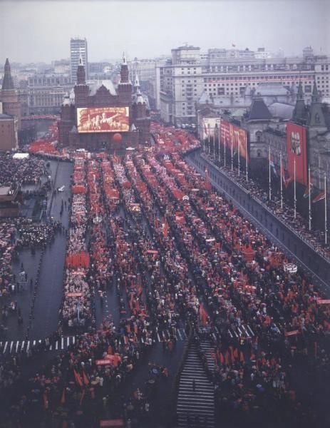 Демонстрация, 1970-е, г. Москва. Выставка «Будни эпохи застоя» с этой фотографией.