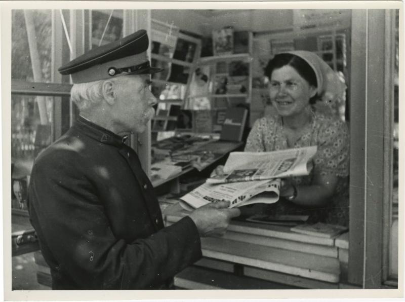 У газетного киоска, май 1965, Ростовская обл., станица Вешенская