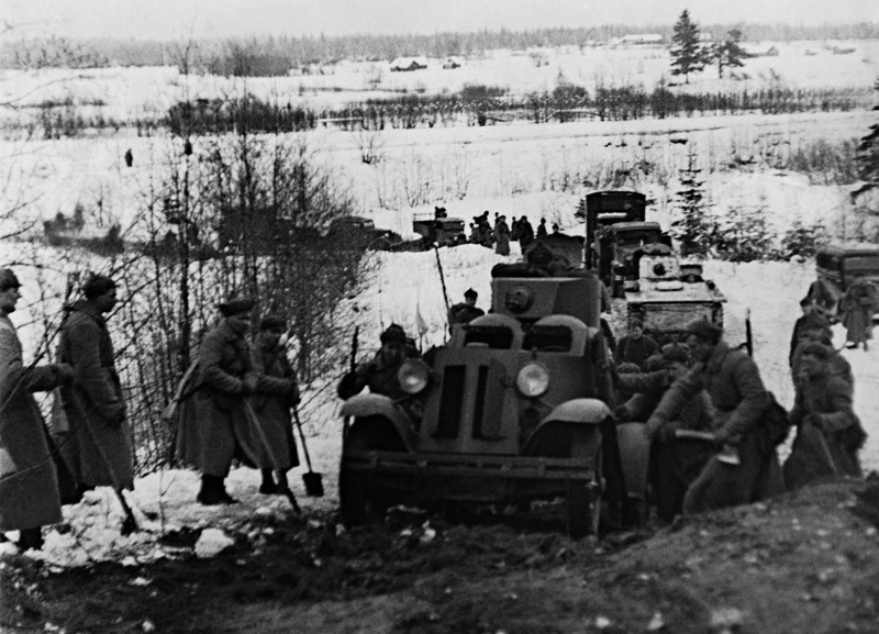 Бронемашины Красной армии форсируют подъем на финском берегу реки Сестры, 1939 год