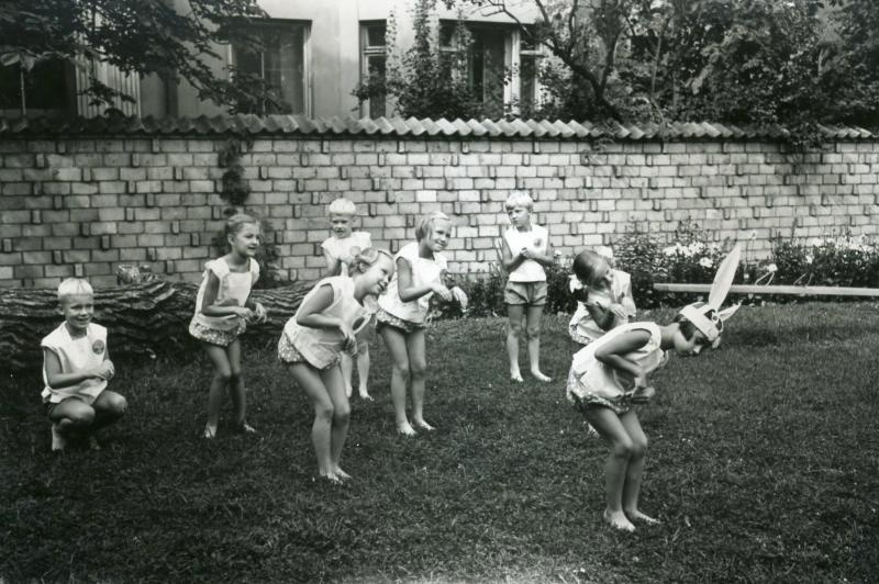 Дети репетируют во дворе детского сада, 1960 - 1965