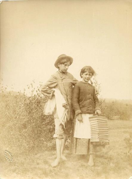 На пасеке, 1910 - 1915. Выставка «Пчелы и ульи» с этой фотографией.&nbsp;