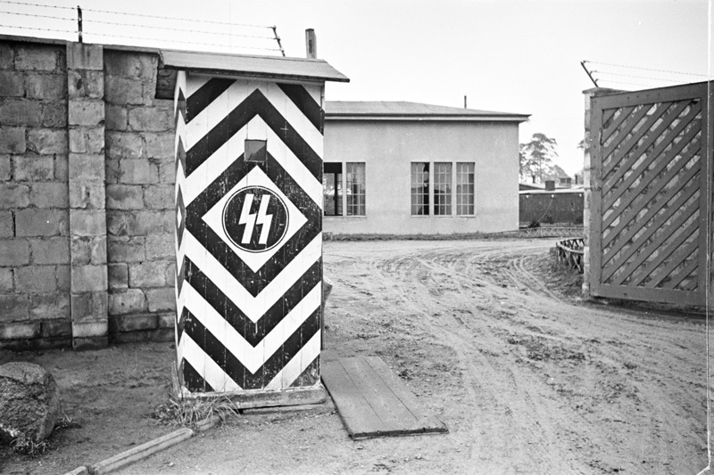 Концлагерь Заксенхаузен, 1945 год, Германия. Находился рядом с городом Ораниенбургом.Выставка «Холокост» с этой фотографией.&nbsp;