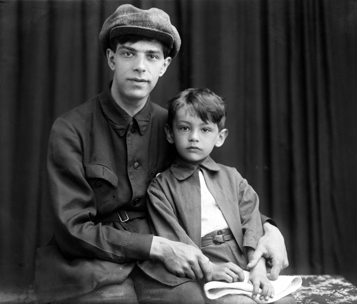 Лазарь Ефроимович  Аким с сыном Яковом, будущим классиком детской литературы, 1929 год, г. Галич. Выставка «Сыновья» с этой фотографией.