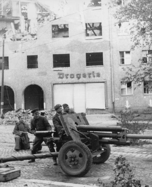 Артиллеристы ведут бой в Берлине, 25 апреля 1945 - 2 мая 1945, Германия, г. Берлин