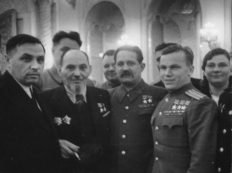 Вторая Сессия Верховного Совета СССР второго созыва, 15 - 18 октября 1946, г. Москва. Справа налево: Иван Кожедуб, Алексей Федоров и Сидор Ковпак.