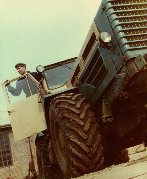 Тракторист, 1967 год. Выставка «Молодежь 1960-х» и видео «Сельское хозяйство» с этой фотографией.&nbsp;
