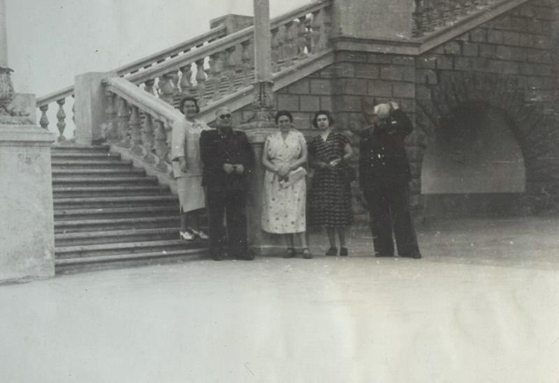 Андрей Туполев перед Дворцом студентов, 1954 год, Украинская ССР, г. Днепропетровск. С 2016 года – Днепр.