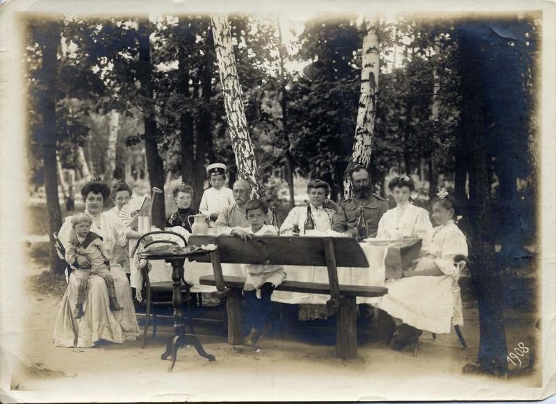 Чаепитие на даче, 1908 год