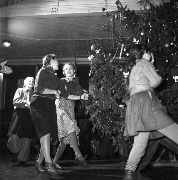 Вечером в клубе вокруг елки. Парная «полька», 1957 год, Тульская обл., с. Ясная Поляна