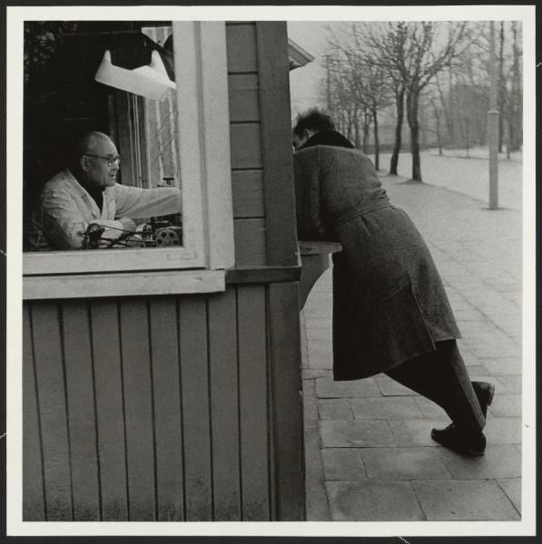 «Бархатный сезон, 1», 1965 год, Литовская ССР, г. Паланга. Выставка «Пора надевать пальто!» с этой фотографией.