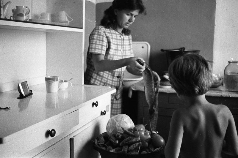 Мама с дочкой на кухне, 1967 год, Волгоградская обл., г. Волжский
