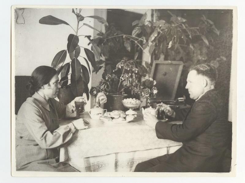 «Бригадир тов. И. И. Рябуев дома за чашкой чая», 1936 год, пгт. Магнитка. Выставка «"Вертушки" и пластинки XX века» с этой фотографией.&nbsp;