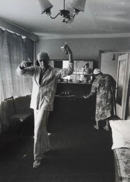 «Утро артиста», 1984 год, Украинская ССР, г. Симферополь. На фотографии – Махмуд Эсамбаев.Выставка «Ballet Époque» и видео «Танцуй так, как будто на тебя никто не смотрит» с этой фотографией.