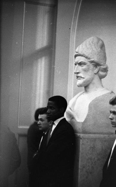 Студенты у бюста Шота Руставели, 1963 - 1964, г. Москва