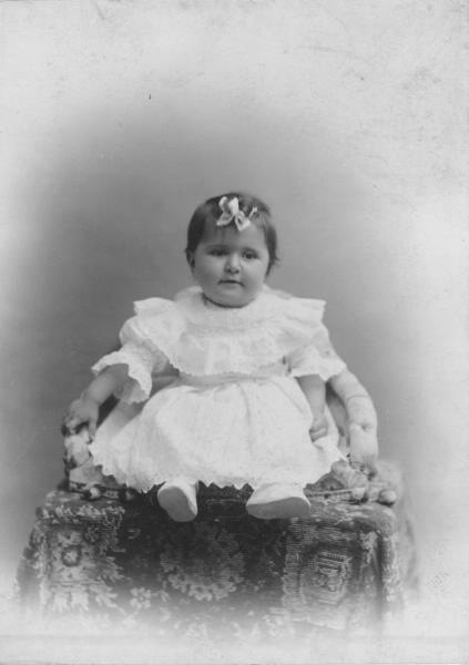 Портрет маленькой девочки в белом платье, 1905 год, Тифлисская губ., г. Тифлис