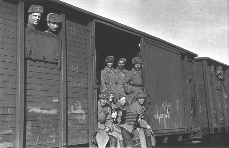 Сибиряки уезжают на фронт, 1941 год. Выставка «Играй, гармонь!» с этой фотографией.