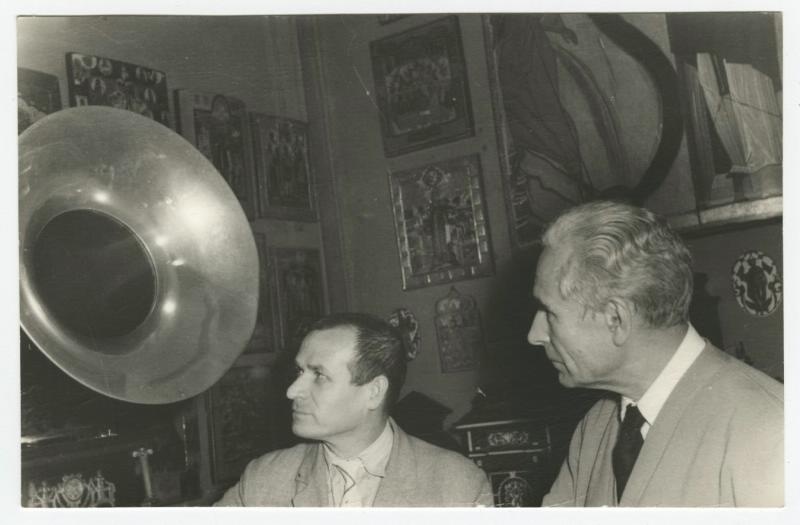 У граммофона, 1960 - 1963. Выставка «"Вертушки" и пластинки XX века» с этой фотографией.&nbsp;