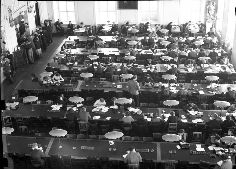 Читальный зал Библиотеки имени В. И. Ленина, 1950-е, г. Москва. Выставка «Библиотеки» и видео «Ленинка» с этой фотографией. 