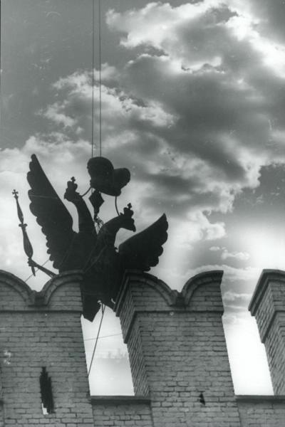 Диптих «Поворот истории», часть I, 24 - 27 октября 1935, г. Москва. Спуск двуглавого орла с Никольской башни Кремля. Другое название диптиха – «Отныне и навсегда». Фотография напечатана с двух негативов. Отдельно были сняты облака и затем впечатаны.