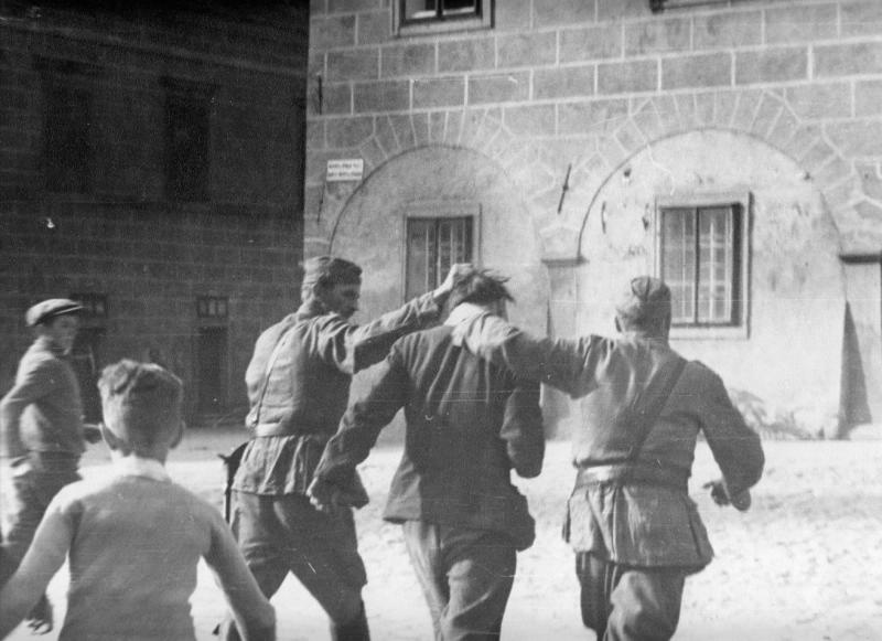 «Арест предателя», 9 мая 1945, Чехословакия, г. Тельч. Выставки&nbsp;«Великая Отечественная война. Освобождение Европы», «Под арестом» с этой фотографией.