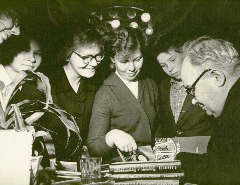 Фото "К Коничеву за автографом", 1964 год, г. Череповец и Череповецкий ...