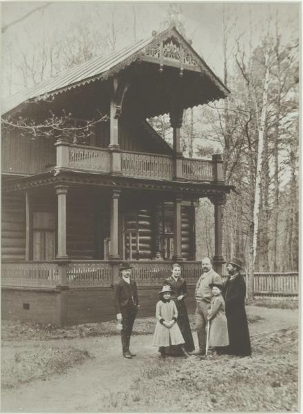 Семья перед домом, 1910-е