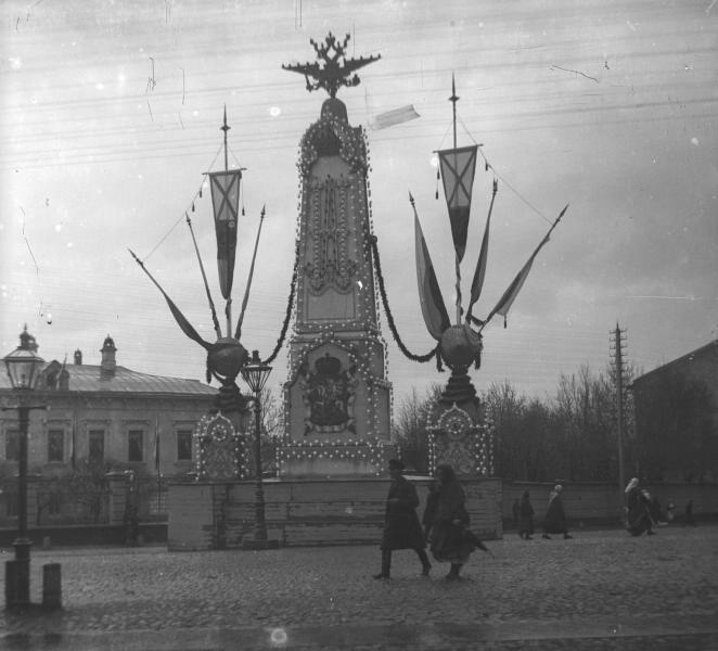 Колонны по Каланчевской улице в дни коронации Николая II, май 1896, г. Москва. Выставка «Москва праздничная» с этой фотографией.