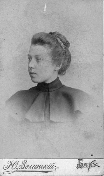 Портрет молодой женщины, 1900-е, Бакинская губ., г. Баку. Альбуминовая печать.