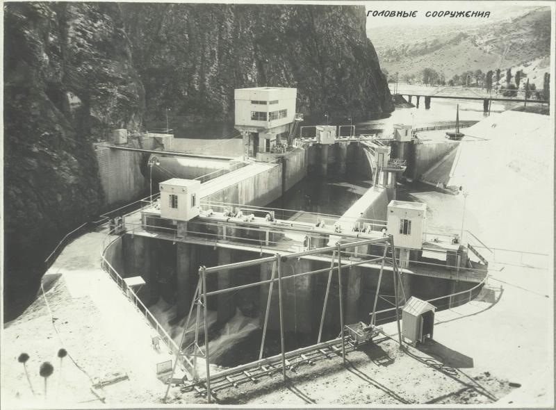 Головные сооружения, 1930-е, Армянская ССР, с. Дсех. Дзорагетская ГЭС. Строительство было начато в 1927 году. Первый гидроагрегат станции пущен 15 ноября 1932 года, второй и третий гидроагрегаты введены в эксплуатацию в 1933 году.