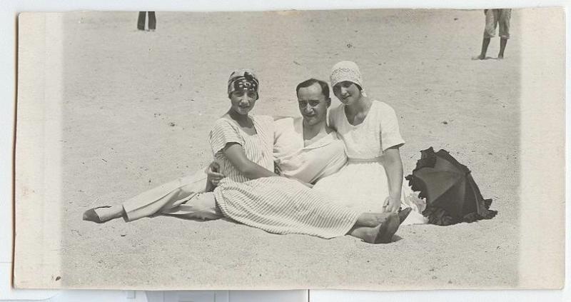 Пляж, 1920-е. Выставка «10 лучших пляжных фотографий» с этим снимком.